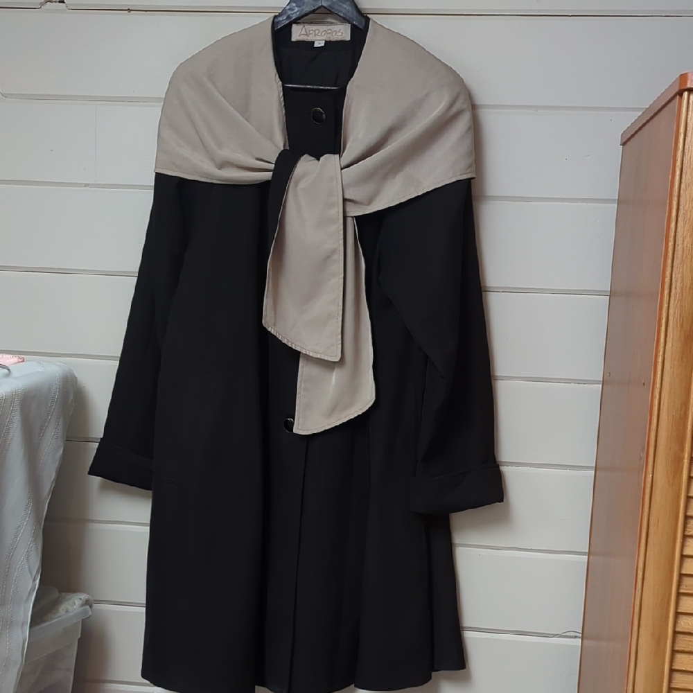 Ladies  Black  Coat with Beige  Scarf/ Hood Size 7, But Fits M/L